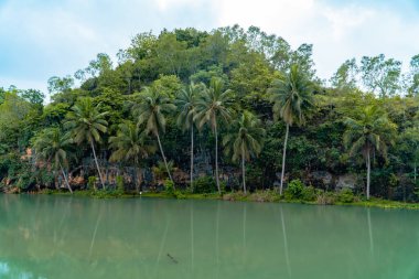 Nehrin aşağı kısmı Endonezya, Pacitan sahiline dökülüyor. Nehrin aşağısı geniş ve su akışı sakin ve oldukça derin. Güzel yeşil bir tepe arkaplanı var.