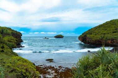Endonezya 'nın Doğu Cava bölgesindeki Pacitan bölgesinde hala turist bulunmayan gizli bir sahil. Beyaz kumları ve büyüleyici dalgaları var. Sabahları çok güzel manzaralı sahil.