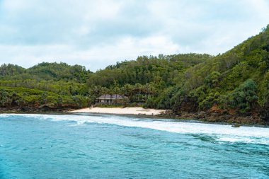 Endonezya 'nın Doğu Cava bölgesindeki Pacitan bölgesinde hala turist bulunmayan gizli bir sahil. Beyaz kumları ve büyüleyici dalgaları var. Sabahları çok güzel manzaralı sahil.