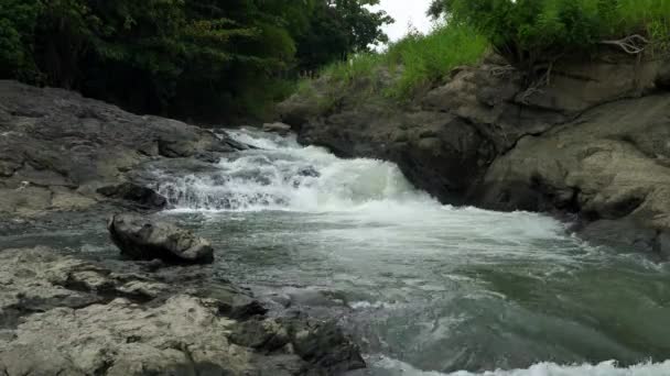 Une Rivière Précipite Dans Vallée Écrase Contre Les Rochers Crée — Video