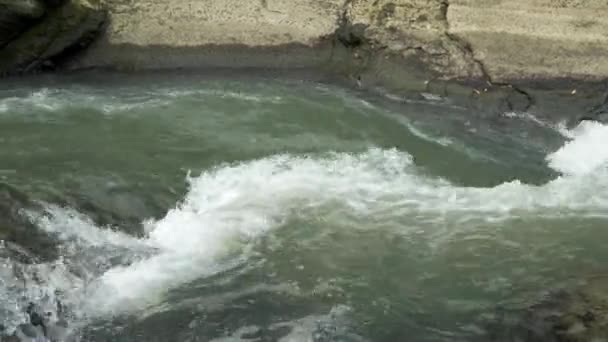Rzeka Spływa Dół Doliny Uderzając Skały Tworząc Potężne Prądy Piękna — Wideo stockowe