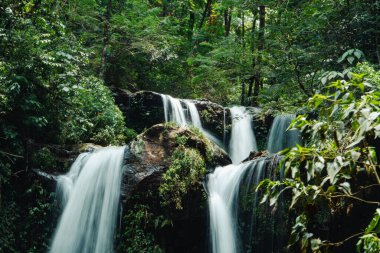 Mevsimlik şelaleye hala doğal olan Grenjengan Kembar şelalesi denir. Yavaş bir deklanşör tekniği kullanarak şelalenin detaylı fotoğrafları.