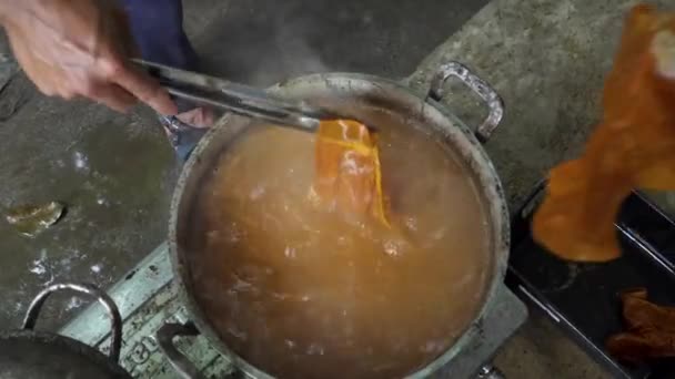 Close Footage Students Learning Dye Traditional Batik Cloth Dipping Dye — Stock Video