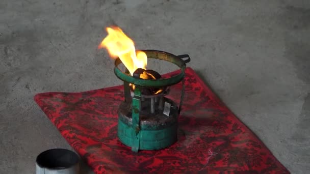 Záběry Procesu Zapalování Petrolejových Kamen Přípravy Pevného Vosku Který Bude — Stock video