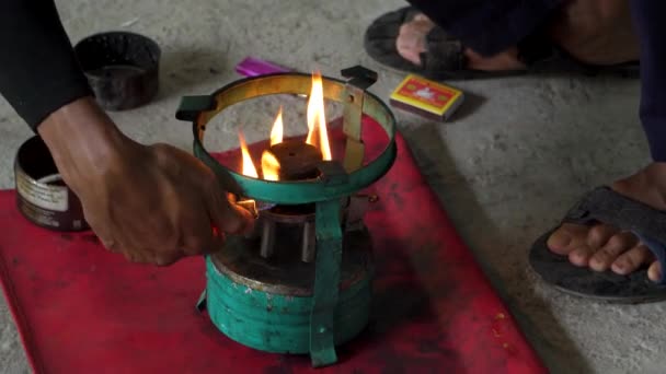 Gazyağı Sobasını Yakma Batik Öğrenmek Için Kullanılacak Katı Balmumunu Hazırlama — Stok video