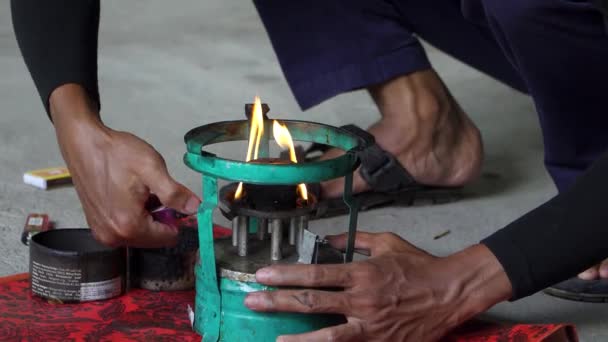Gazyağı Sobasını Yakma Batik Öğrenmek Için Kullanılacak Katı Balmumunu Hazırlama — Stok video
