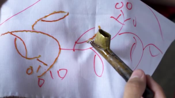 냄비에 뜨거운 왁스를 사용하여 전통적인 바틱을 만들고 천으로 그려진 캔팅을 — 비디오