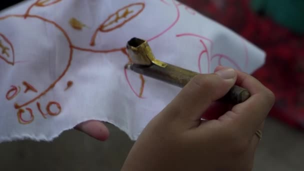 Katılımcıların Tavada Sıcak Balmumu Kullanarak Geleneksel Batik Yapmayı Öğrendikleri Beyaz — Stok video