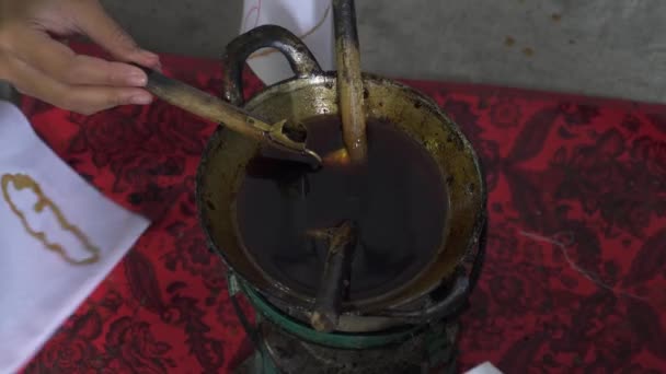 Кадри Учасників Навчаються Робити Традиційний Батік Використовуючи Гарячий Віск Сковороді — стокове відео