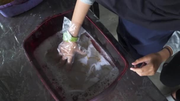 Cierre Las Imágenes Los Estudiantes Que Aprenden Teñir Paño Batik — Vídeos de Stock