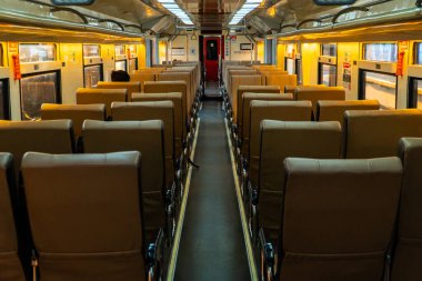 Hava kararmak üzereyken Java, Endonezya 'da toplu trene bin. Tren vagonu sessizdi ve neredeyse hiç yolcu olmayan birçok boş koltuk vardı.