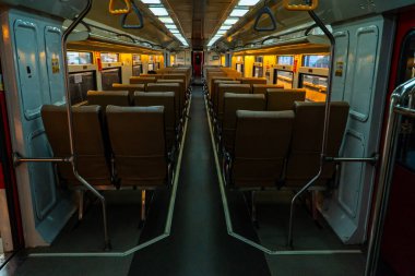 Hava kararmak üzereyken Java, Endonezya 'da toplu trene bin. Tren vagonu sessizdi ve neredeyse hiç yolcu olmayan birçok boş koltuk vardı.