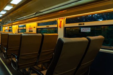 Hava kararmak üzereyken Java, Endonezya 'da toplu trene bin. Tren vagonu sessizdi ve neredeyse hiç yolcu olmayan birçok boş koltuk vardı.