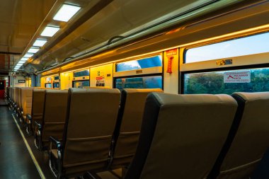 Hava kararmak üzereyken Java, Endonezya 'da toplu trene bin. Tren vagonu sessizdi ve neredeyse hiç yolcu olmayan birçok boş koltuk vardı.