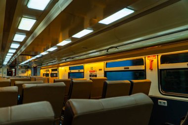 Hava kararmak üzereyken Java, Endonezya 'da toplu trene bin. Tren vagonu sessizdi ve neredeyse hiç yolcu olmayan birçok boş koltuk vardı.