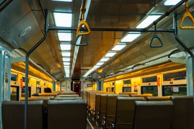 Hava kararmak üzereyken Java, Endonezya 'da toplu trene bin. Tren vagonu sessizdi ve neredeyse hiç yolcu olmayan birçok boş koltuk vardı.