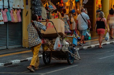 Günbatımının altın ışığı Phuket, Tayland 'daki yüz yıllık Çin-Portekiz kasaba evlerini aydınlatıyor. Eski şehirde güneş turistlerle dolu.