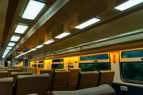 Hava kararmak üzereyken Java, Endonezya 'da toplu trene bin. Tren vagonu sessizdi ve neredeyse hiç yolcu olmayan birçok boş koltuk vardı.