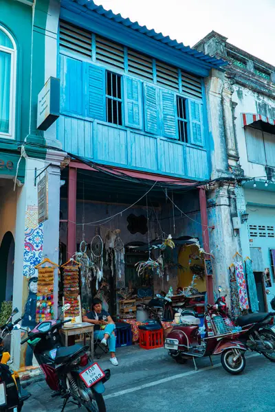 Günbatımının altın ışığı Phuket, Tayland 'daki yüz yıllık Çin-Portekiz kasaba evlerini aydınlatıyor. Eski şehirde güneş turistlerle dolu.