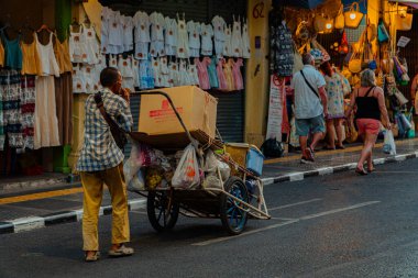 Günbatımının altın ışığı Phuket, Tayland 'daki yüz yıllık Çin-Portekiz kasaba evlerini aydınlatıyor. Eski şehirde güneş turistlerle dolu.