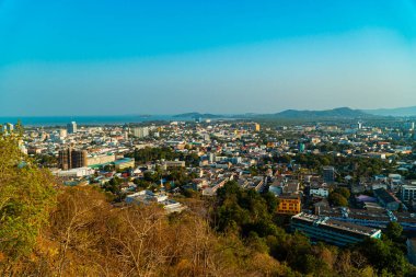 Khao Rang Phuket City Manzara Noktası. Tayland, Phuket City 'nin güzelliğini tepenin zirvesinden gösteriyor. Manzara Phuket şehrinin güzelliğini, sıra sıra tepeleri ve kıyı şeridini gösteriyor.