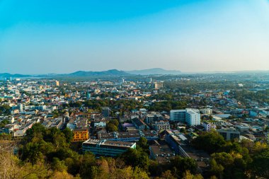 Khao Rang Phuket City Manzara Noktası. Tayland, Phuket City 'nin güzelliğini tepenin zirvesinden gösteriyor. Manzara Phuket şehrinin güzelliğini, sıra sıra tepeleri ve kıyı şeridini gösteriyor.