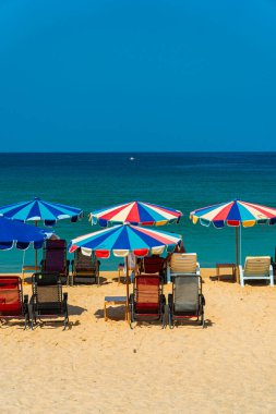 Karon Sahili, suda oynamak, güneşlenmek ya da Tayland 'ın Phuket kentindeki tropikal iklimin tadını çıkarmak için turistlerin ziyaret ettiği favori plajlardan biri. Sıcak bir günde Karon sahilinin güzelliği