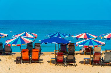 Karon Sahili, suda oynamak, güneşlenmek ya da Tayland 'ın Phuket kentindeki tropikal iklimin tadını çıkarmak için turistlerin ziyaret ettiği favori plajlardan biri. Sıcak bir günde Karon sahilinin güzelliği