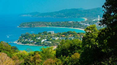 Phuket, Tayland 'daki Karon Sahili, Kata Sahili ve Kata Noi' nin bakış açısı. Güzel sahil havzası ve çevresindeki binalar uzaktan görülebiliyor ve gökyüzü yüksek görüş açısına göre mavi..