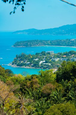 Phuket, Tayland 'daki Karon Sahili, Kata Sahili ve Kata Noi' nin bakış açısı. Güzel sahil havzası ve çevresindeki binalar uzaktan görülebiliyor ve gökyüzü yüksek görüş açısına göre mavi..