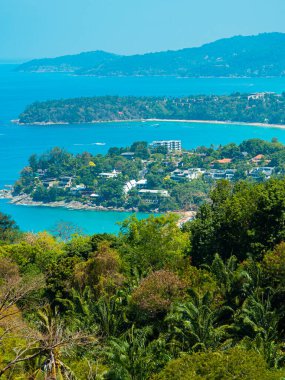 Phuket, Tayland 'daki Karon Sahili, Kata Sahili ve Kata Noi' nin bakış açısı. Güzel sahil havzası ve çevresindeki binalar uzaktan görülebiliyor ve gökyüzü yüksek görüş açısına göre mavi..