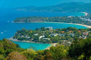 Phuket, Tayland 'daki Karon Sahili, Kata Sahili ve Kata Noi' nin bakış açısı. Güzel sahil havzası ve çevresindeki binalar uzaktan görülebiliyor ve gökyüzü yüksek görüş açısına göre mavi..
