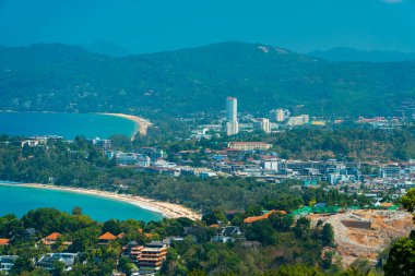 Phuket, Tayland 'daki Karon Sahili, Kata Sahili ve Kata Noi' nin bakış açısı. Güzel sahil havzası ve çevresindeki binalar uzaktan görülebiliyor ve gökyüzü yüksek görüş açısına göre mavi..