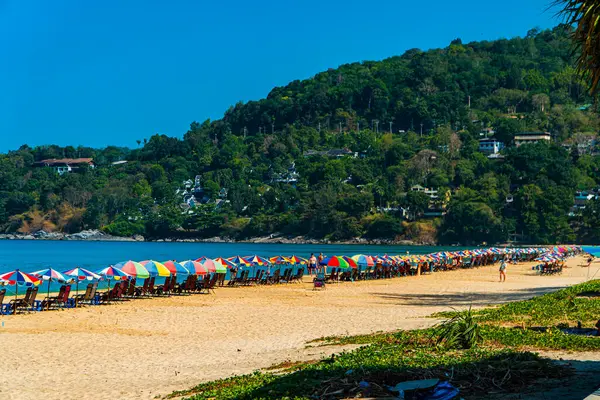 Karon Sahili, suda oynamak, güneşlenmek ya da Tayland 'ın Phuket kentindeki tropikal iklimin tadını çıkarmak için turistlerin ziyaret ettiği favori plajlardan biri. Sıcak bir günde Karon sahilinin güzelliği