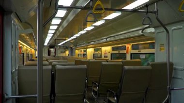 Java, Endonezya 'da halk trenleri neredeyse hava karardığında yolculardan yoksundur. Şehirlerarası trende bir sürü boş koltuk vardı ve arabalar terk edilmiş görünüyordu.