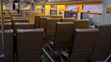 Java, Endonezya 'da halk trenleri neredeyse hava karardığında yolculardan yoksundur. Şehirlerarası trende bir sürü boş koltuk vardı ve arabalar terk edilmiş görünüyordu.