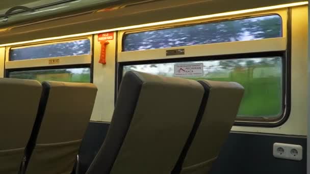 印度尼西亚爪哇的公共火车几乎天黑的时候都没有乘客 城际列车上有许多空座位 车厢显得空荡荡的 — 图库视频影像