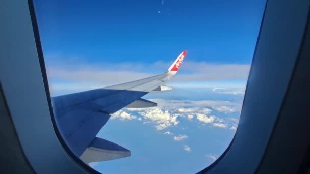 Filmación Cielo Azul Con Nubes Blancas Desde Una Ventana Avión — Vídeos de Stock
