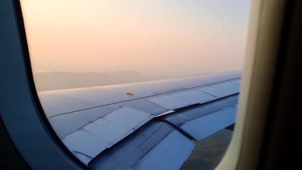 Akşamları Ticari Bir Uçak Penceresinden Gün Batımını Gösteren Turuncu Bir — Stok video