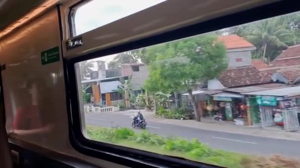 在印尼爪哇 坐火车返回家园 坐在窗边 凝视着外面绿稻田的美丽景色 这些景色令乘客目瞪口呆 — 图库视频影像