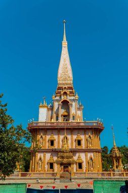 Wat Chalong Budist Tapınağı veya Chaitharam Tapınağı - Phuket Tayland 'da güzel Wat Chalong. Altın renklerin hakim olduğu detaylar ve dekorasyonlarla dolu tapınak çok lüks ve görkemli.