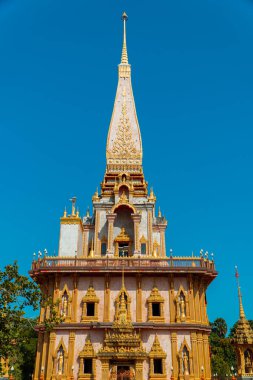 Wat Chalong Budist Tapınağı veya Chaitharam Tapınağı - Phuket Tayland 'da güzel Wat Chalong. Altın renklerin hakim olduğu detaylar ve dekorasyonlarla dolu tapınak çok lüks ve görkemli.