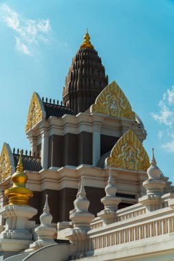 Wat Chalong Budist Tapınağı veya Chaitharam Tapınağı - Phuket Tayland 'da güzel Wat Chalong. Altın renklerin hakim olduğu detaylar ve dekorasyonlarla dolu tapınak çok lüks ve görkemli.