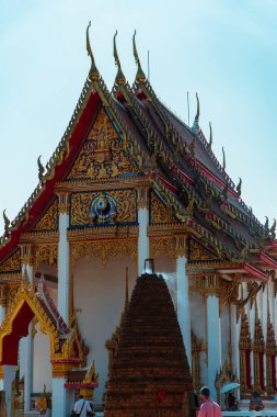 Wat Chalong Budist Tapınağı veya Chaitharam Tapınağı - Phuket Tayland 'da güzel Wat Chalong. Altın renklerin hakim olduğu detaylar ve dekorasyonlarla dolu tapınak çok lüks ve görkemli.