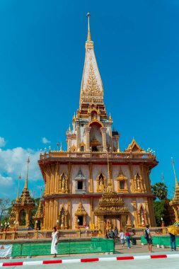 Wat Chalong Budist Tapınağı veya Chaitharam Tapınağı - Phuket Tayland 'da güzel Wat Chalong. Altın renklerin hakim olduğu detaylar ve dekorasyonlarla dolu tapınak çok lüks ve görkemli.