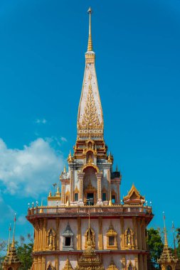 Wat Chalong Budist Tapınağı veya Chaitharam Tapınağı - Phuket Tayland 'da güzel Wat Chalong. Altın renklerin hakim olduğu detaylar ve dekorasyonlarla dolu tapınak çok lüks ve görkemli.