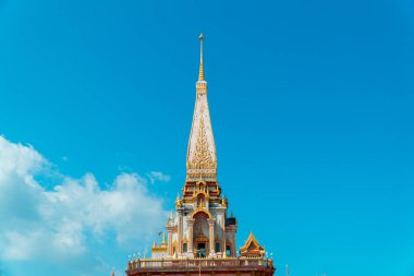 Wat Chalong Budist Tapınağı veya Chaitharam Tapınağı - Phuket Tayland 'da güzel Wat Chalong. Altın renklerin hakim olduğu detaylar ve dekorasyonlarla dolu tapınak çok lüks ve görkemli.