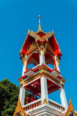 Wat Chalong Budist Tapınağı veya Chaitharam Tapınağı - Phuket Tayland 'da güzel Wat Chalong. Altın renklerin hakim olduğu detaylar ve dekorasyonlarla dolu tapınak çok lüks ve görkemli.
