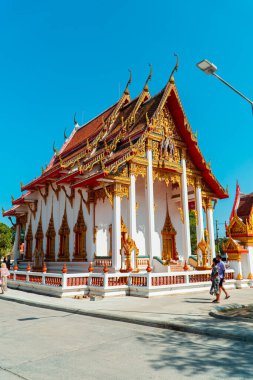 Wat Chalong Budist Tapınağı veya Chaitharam Tapınağı - Phuket Tayland 'da güzel Wat Chalong. Altın renklerin hakim olduğu detaylar ve dekorasyonlarla dolu tapınak çok lüks ve görkemli.
