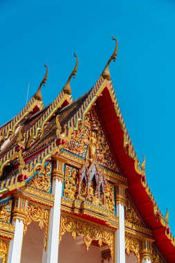 Wat Chalong Budist Tapınağı veya Chaitharam Tapınağı - Phuket Tayland 'da güzel Wat Chalong. Altın renklerin hakim olduğu detaylar ve dekorasyonlarla dolu tapınak çok lüks ve görkemli.